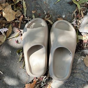 Size 5 Yeezy Slide (pure) authentic